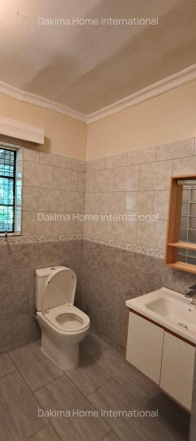 4 Bed House with En Suite in Rosslyn - 10