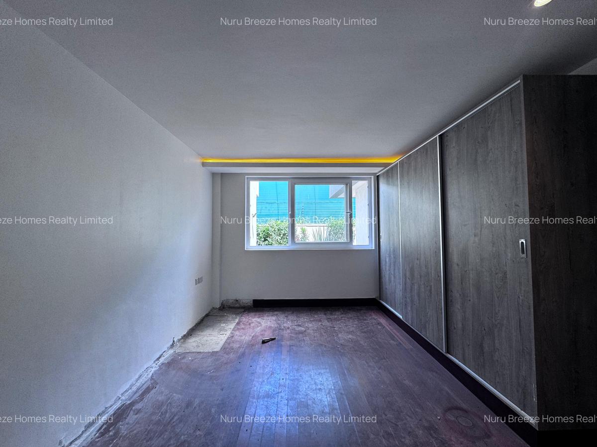 5 Bed House with En Suite in Runda - 4