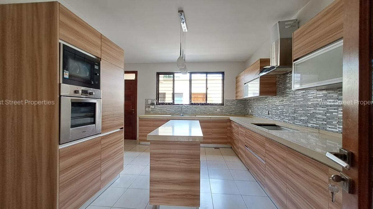 5 Bed Townhouse with En Suite at Lavington - 2