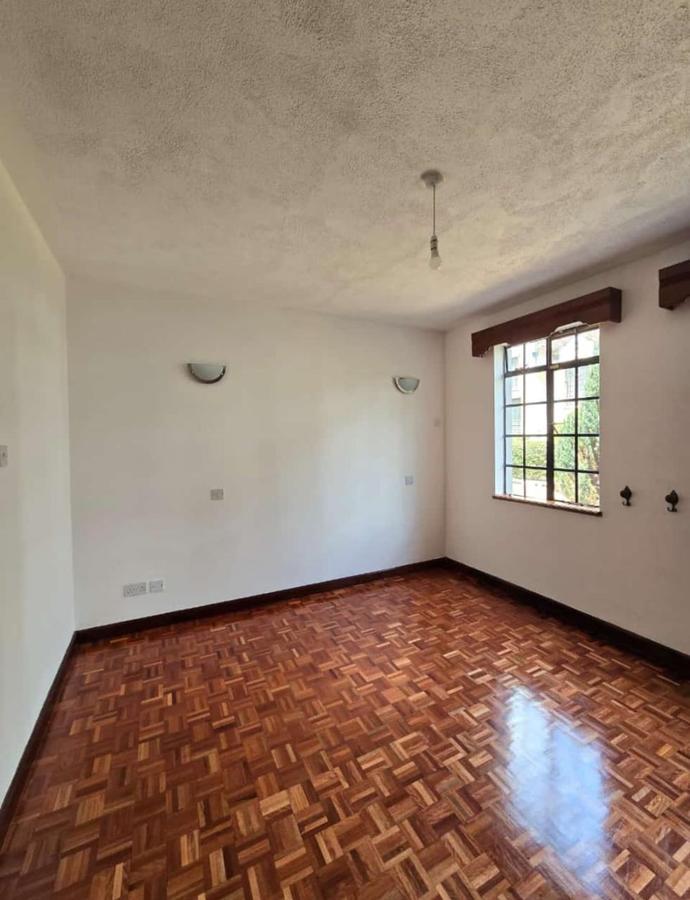 4 Bed House with En Suite in Lavington - 2