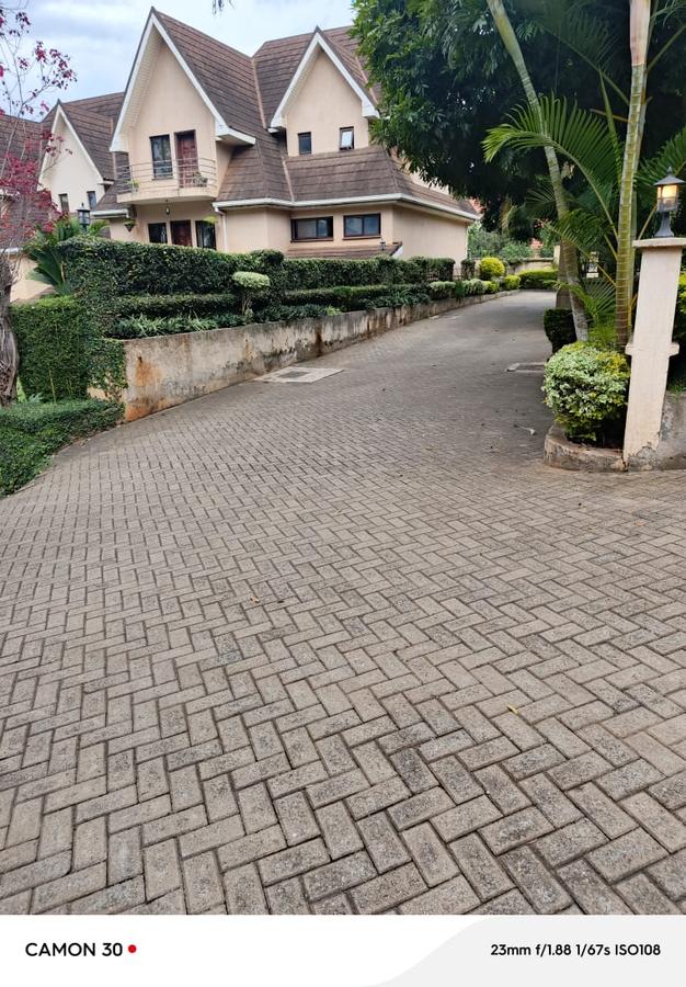 5 Bed Townhouse with En Suite at Lavington - 10