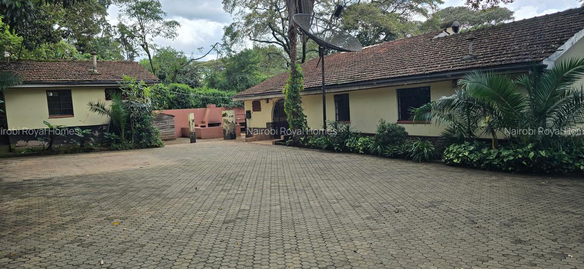 4 Bed House with En Suite at Loresho Road - 11