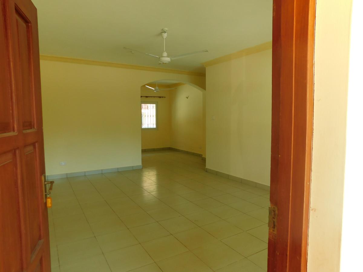 3 Bed Apartment with En Suite in Nyali Area - 11