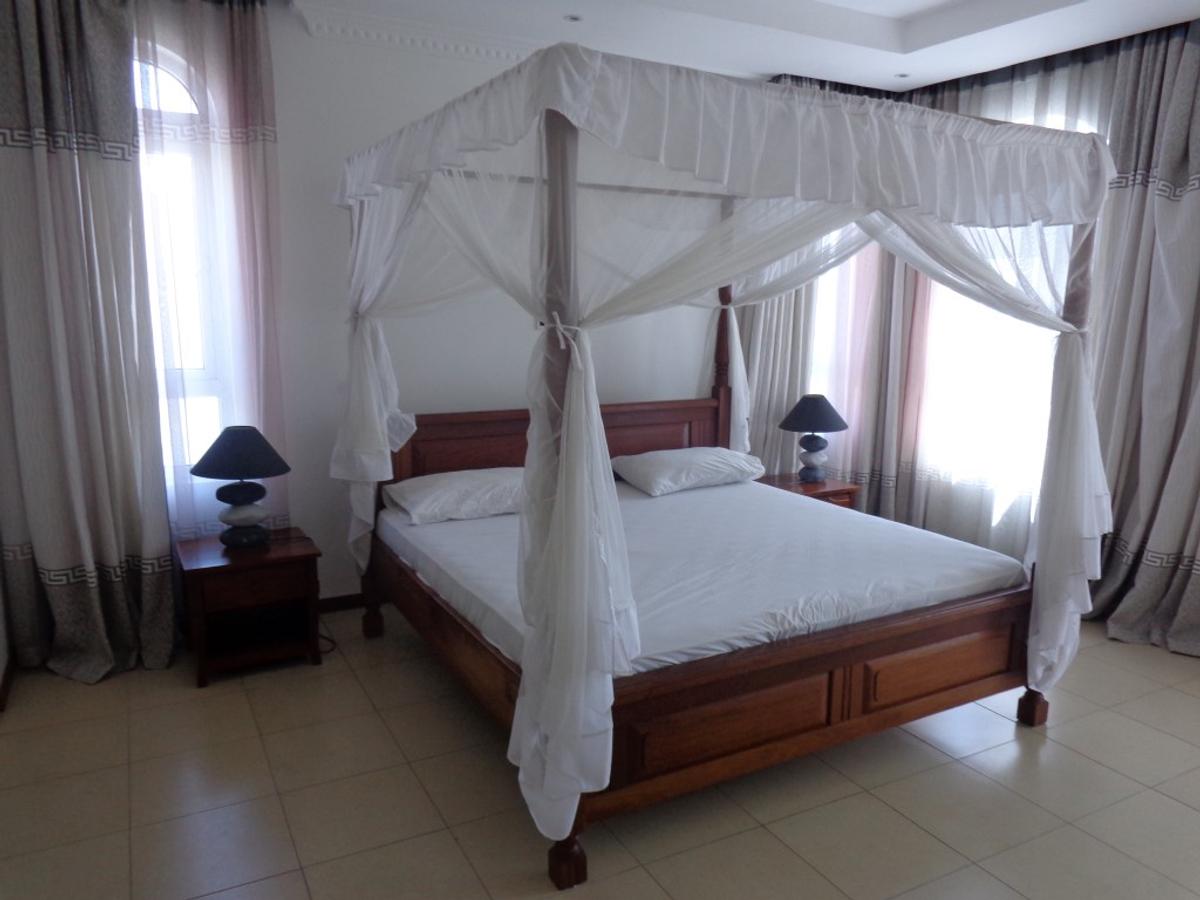 Furnished 3 Bed Apartment with En Suite at Ar909 - 3