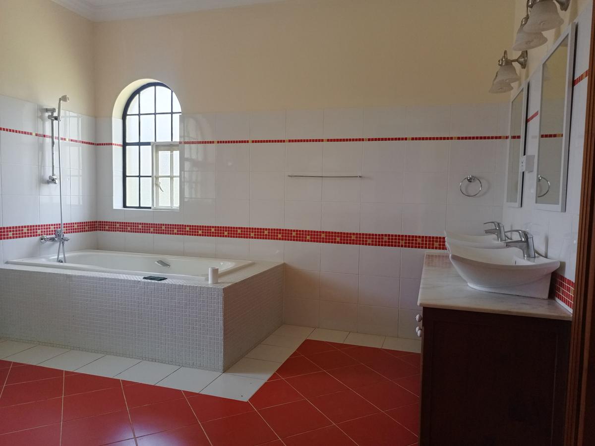 4 Bed House with En Suite in Nyari - 15