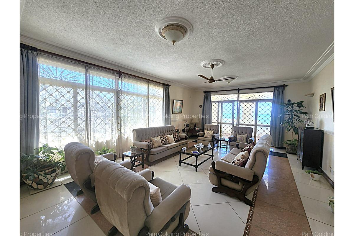 3 Bed Apartment with En Suite at Cemet Road - 4