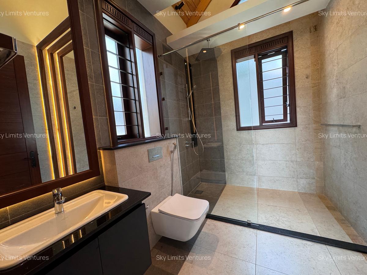 5 Bed Villa with En Suite in Runda - 20