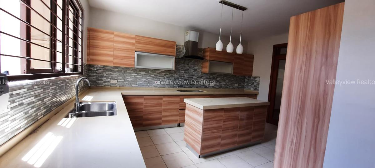 5 Bed Townhouse with En Suite at Lavington - 6