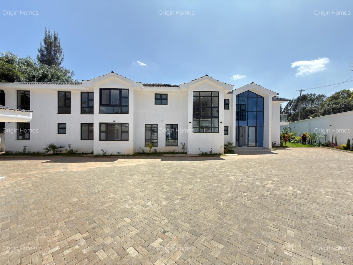 6 Bed House with En Suite in Runda - 1