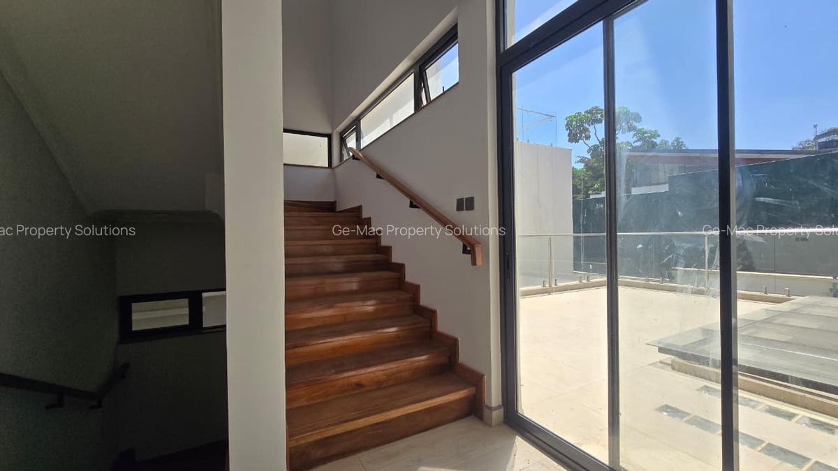 5 Bed House with En Suite in Lavington - 5