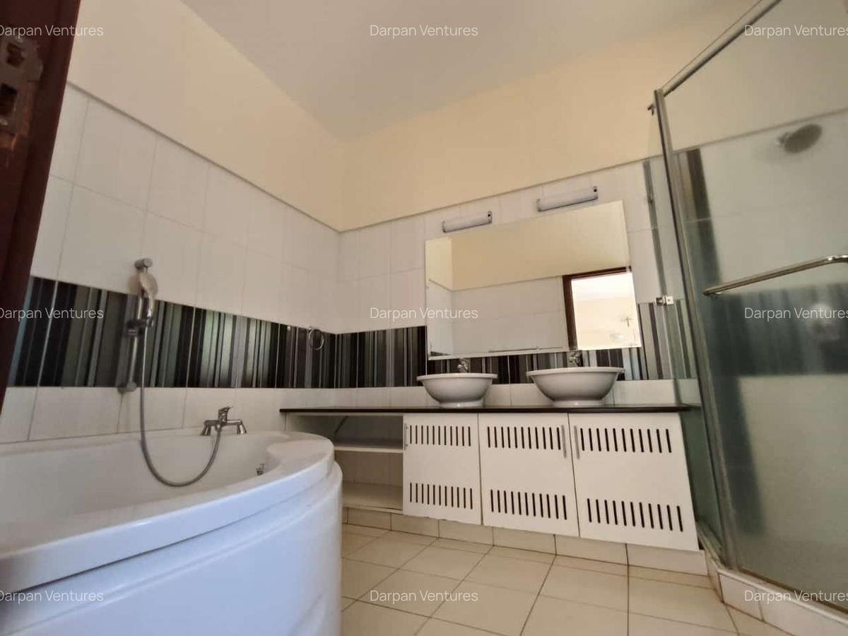 4 Bed Apartment with En Suite in Brookside - 11