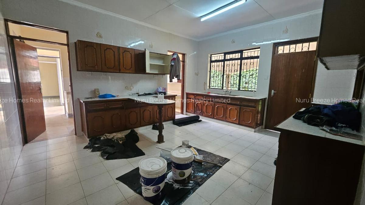 5 Bed House with En Suite in Runda - 3