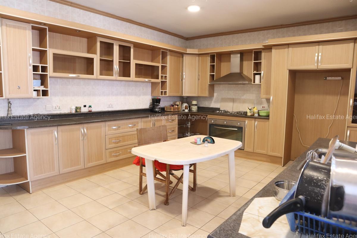 5 Bed Villa with En Suite in Brookside - 10