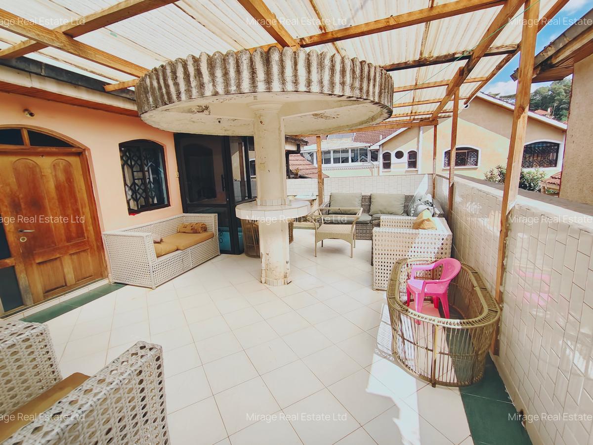 6 Bed House with En Suite in Lavington - 4