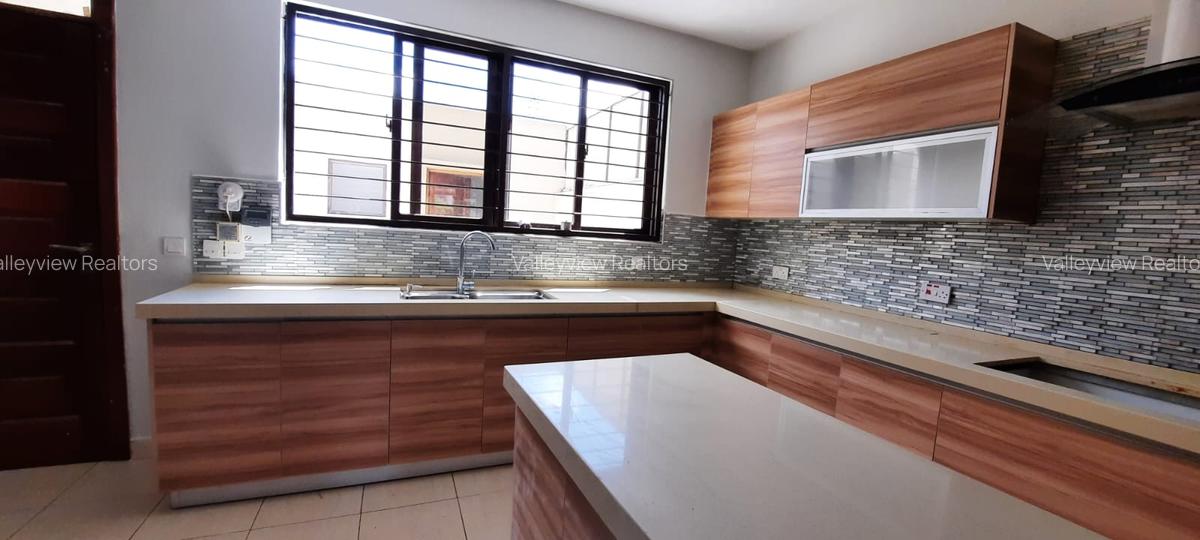 5 Bed Townhouse with En Suite at Lavington - 3