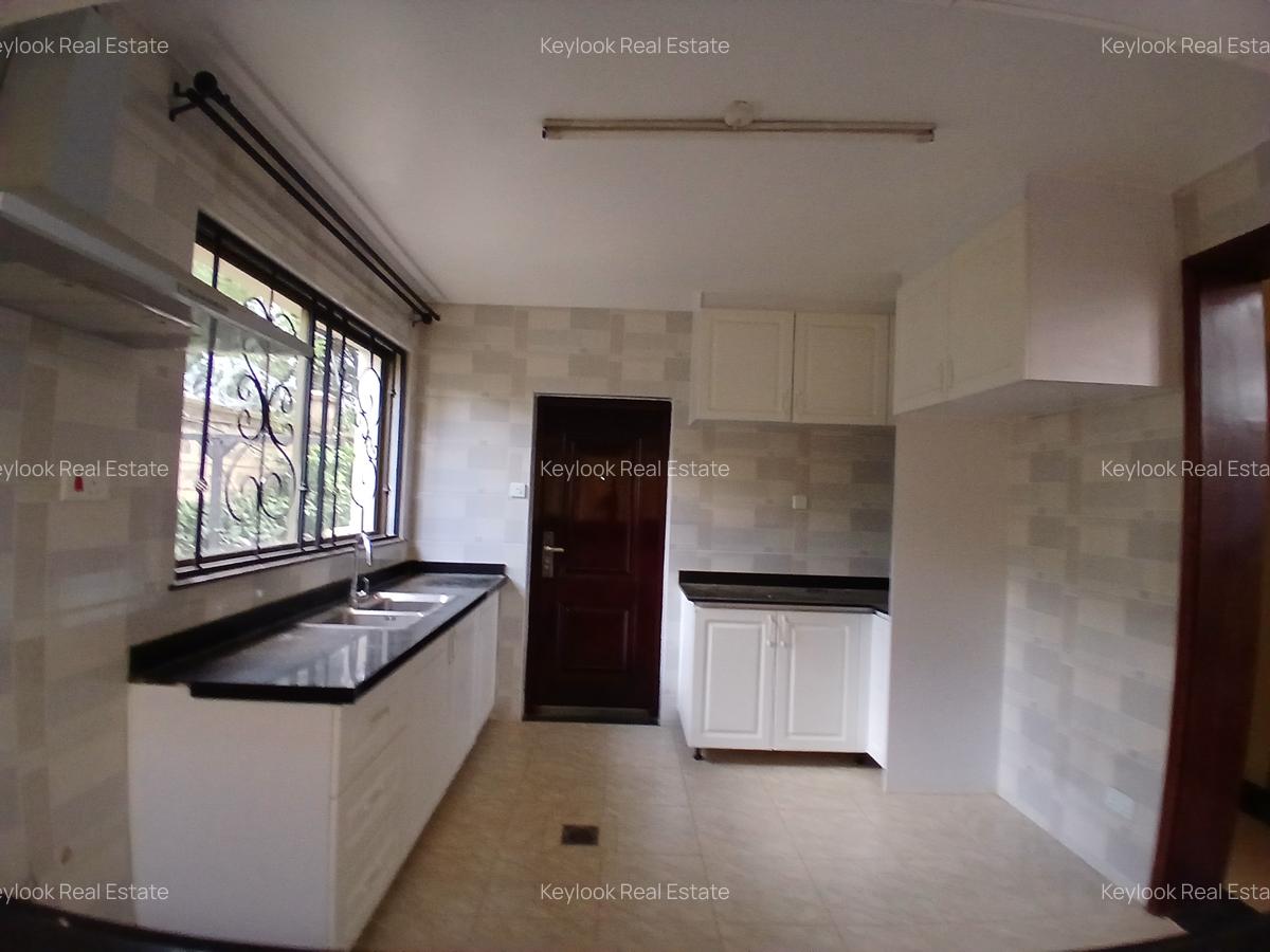 5 Bed Townhouse with En Suite at Lavington - 18