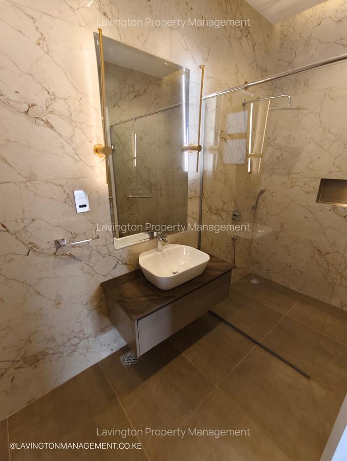 5 Bed House with En Suite at Lavington Green - 13