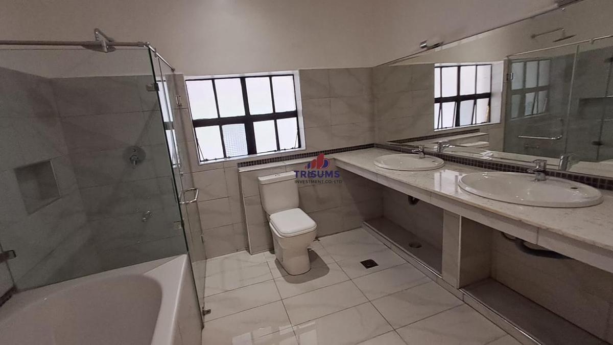 4 Bed House with En Suite in Ridgeways - 13