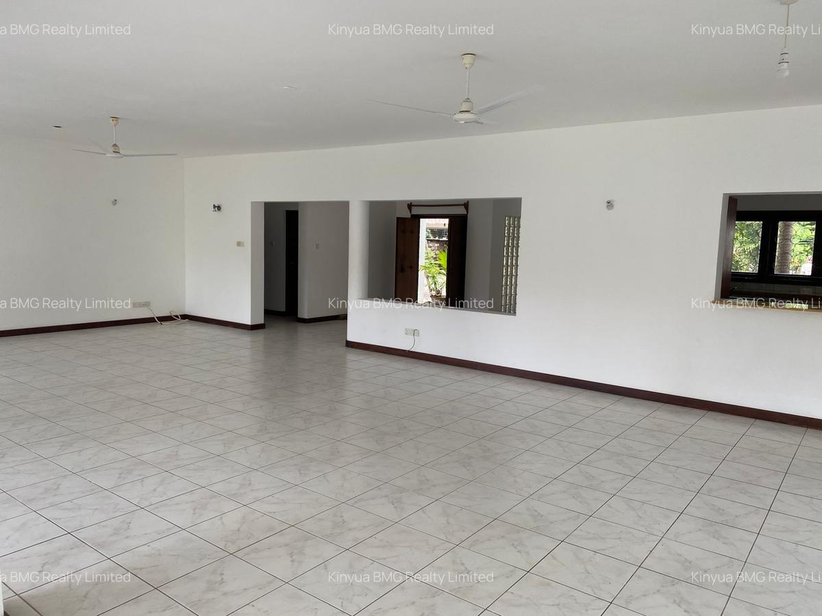 3 Bed Townhouse with En Suite in Nyali Area - 1