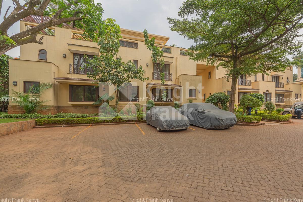 4 Bed Apartment with En Suite at Riverside Drive - 12