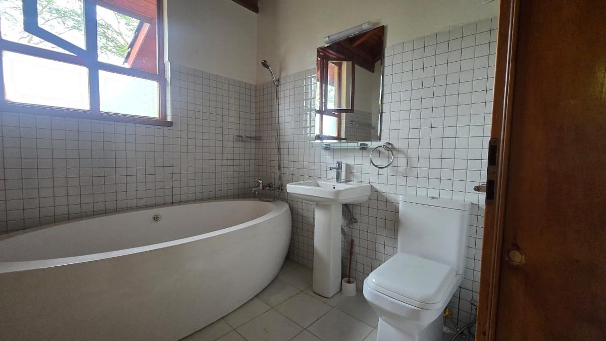 4 Bed Townhouse with En Suite in Ridgeways - 13