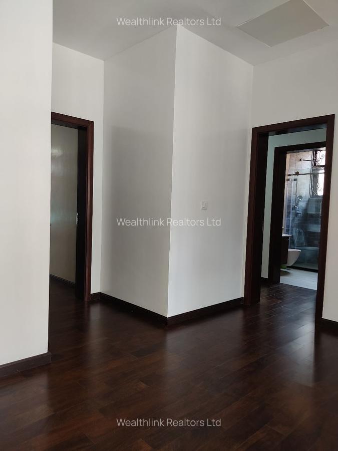 5 Bed Townhouse with En Suite at Lavington - 10