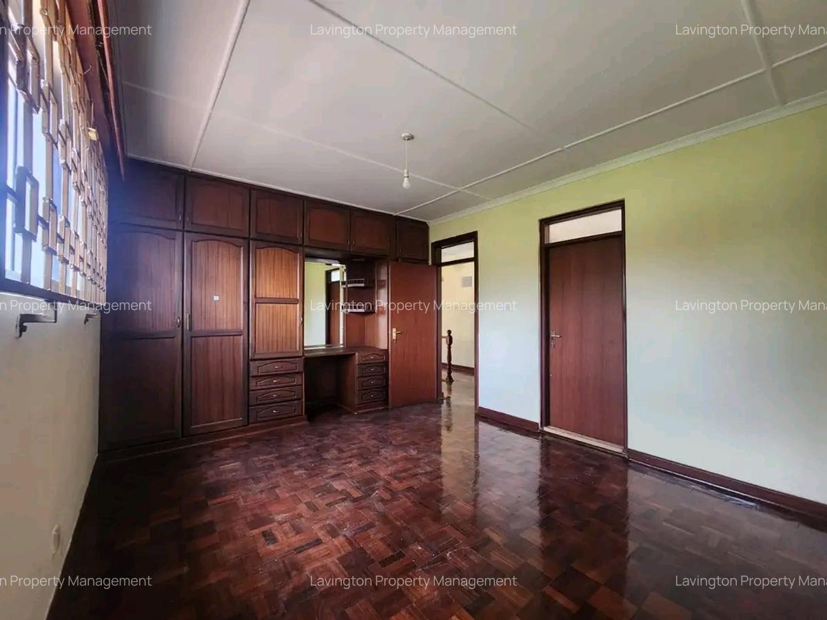 5 Bed House with En Suite at Lavington Green - 8