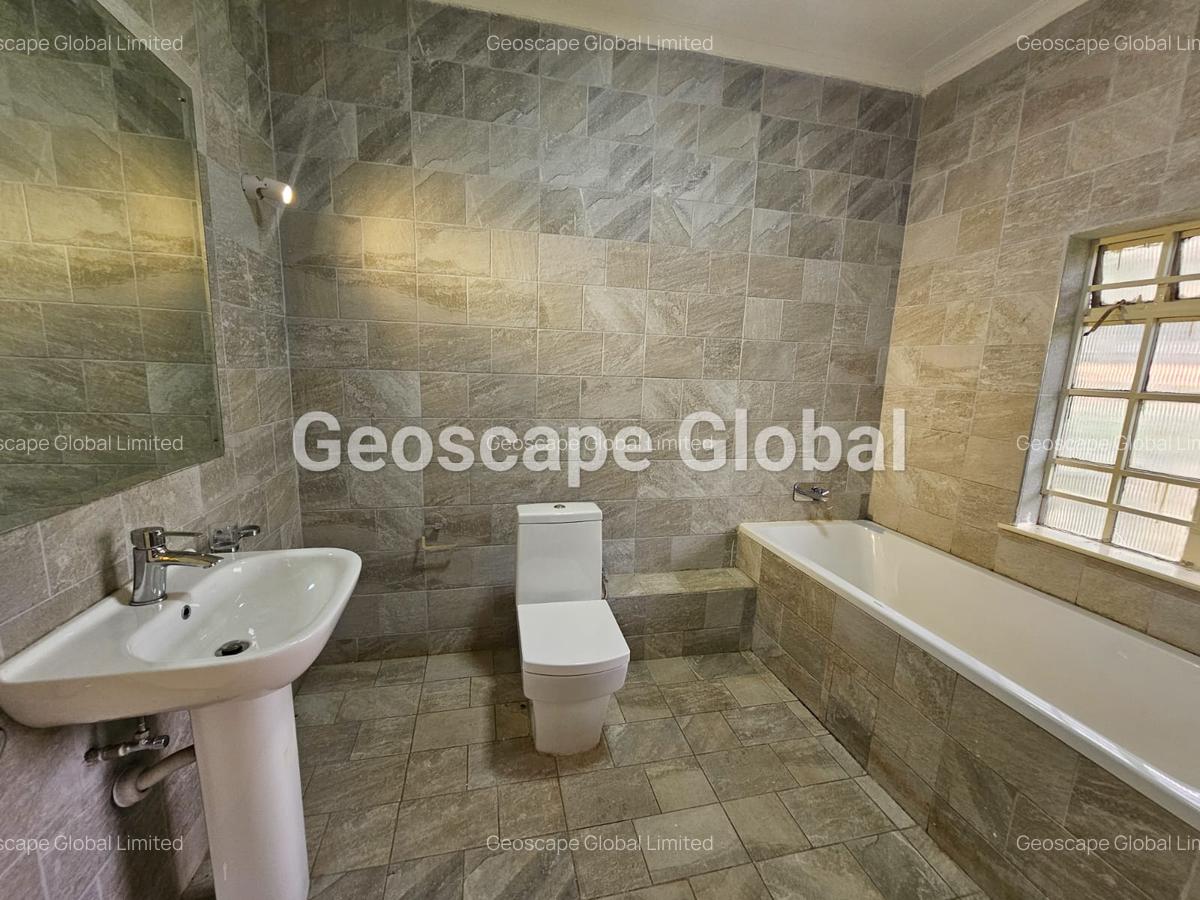 4 Bed House with En Suite in Rosslyn - 9