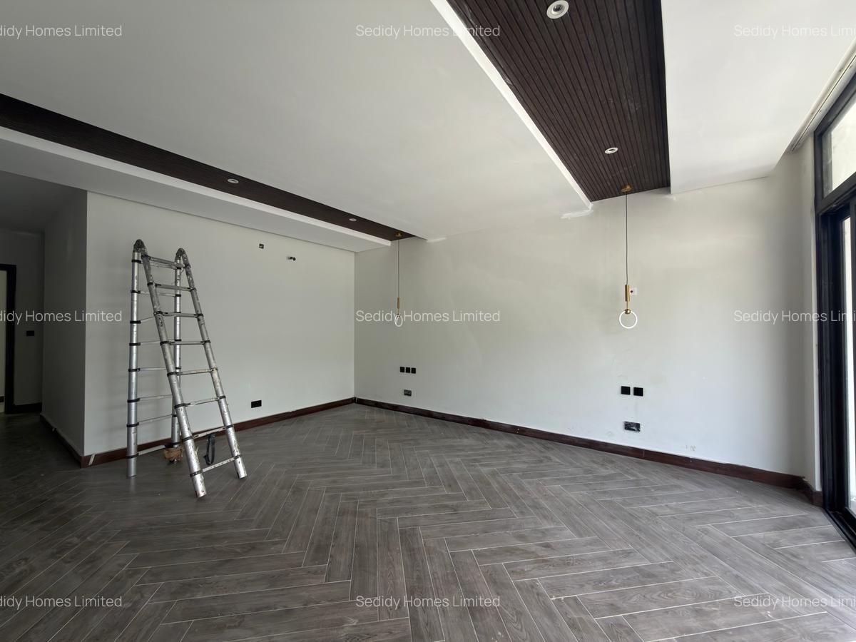 5 Bed Villa with En Suite in Nyari - 9