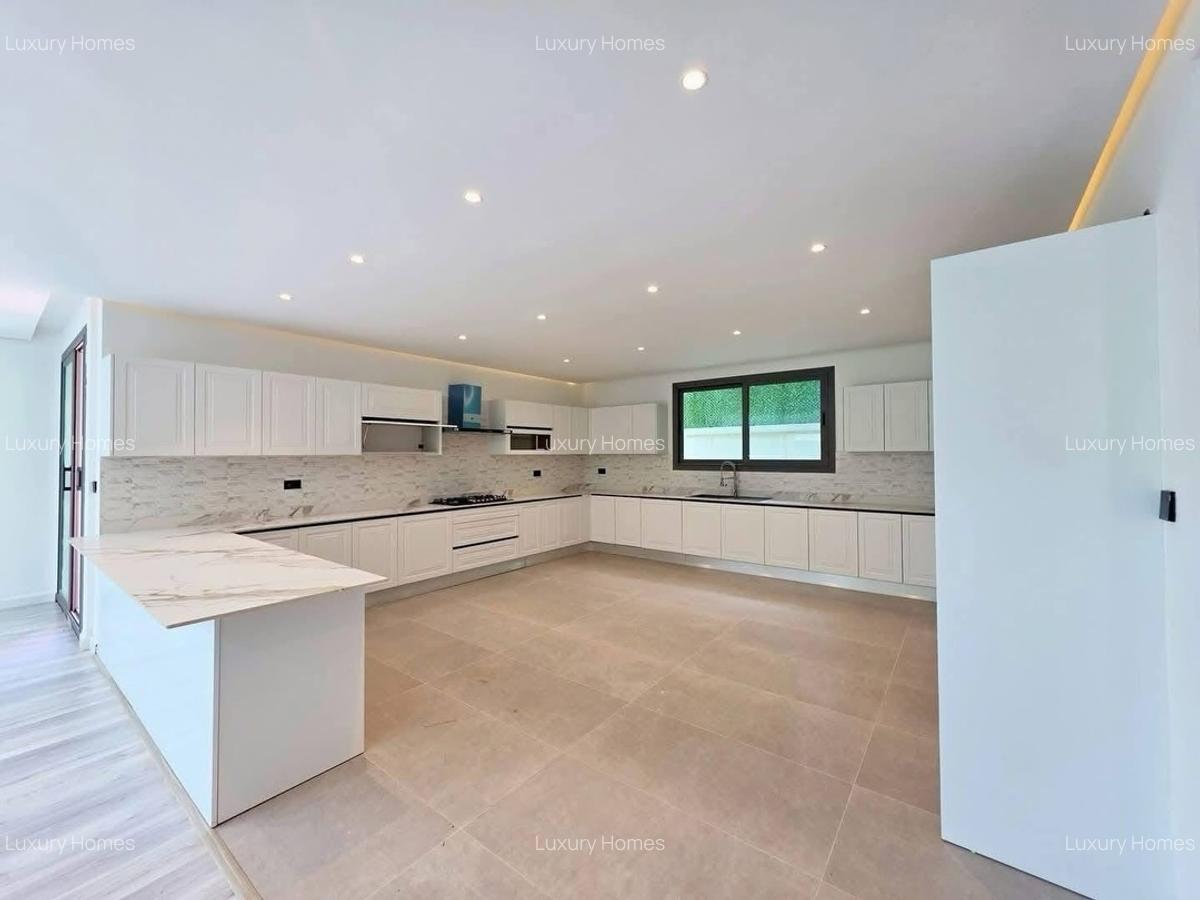 5 Bed Villa with En Suite in Lavington - 11