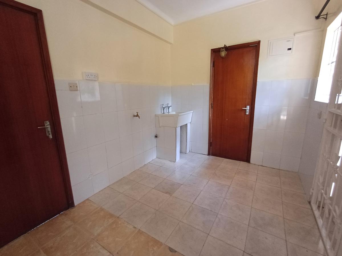 4 Bed House with En Suite in Lavington - 10