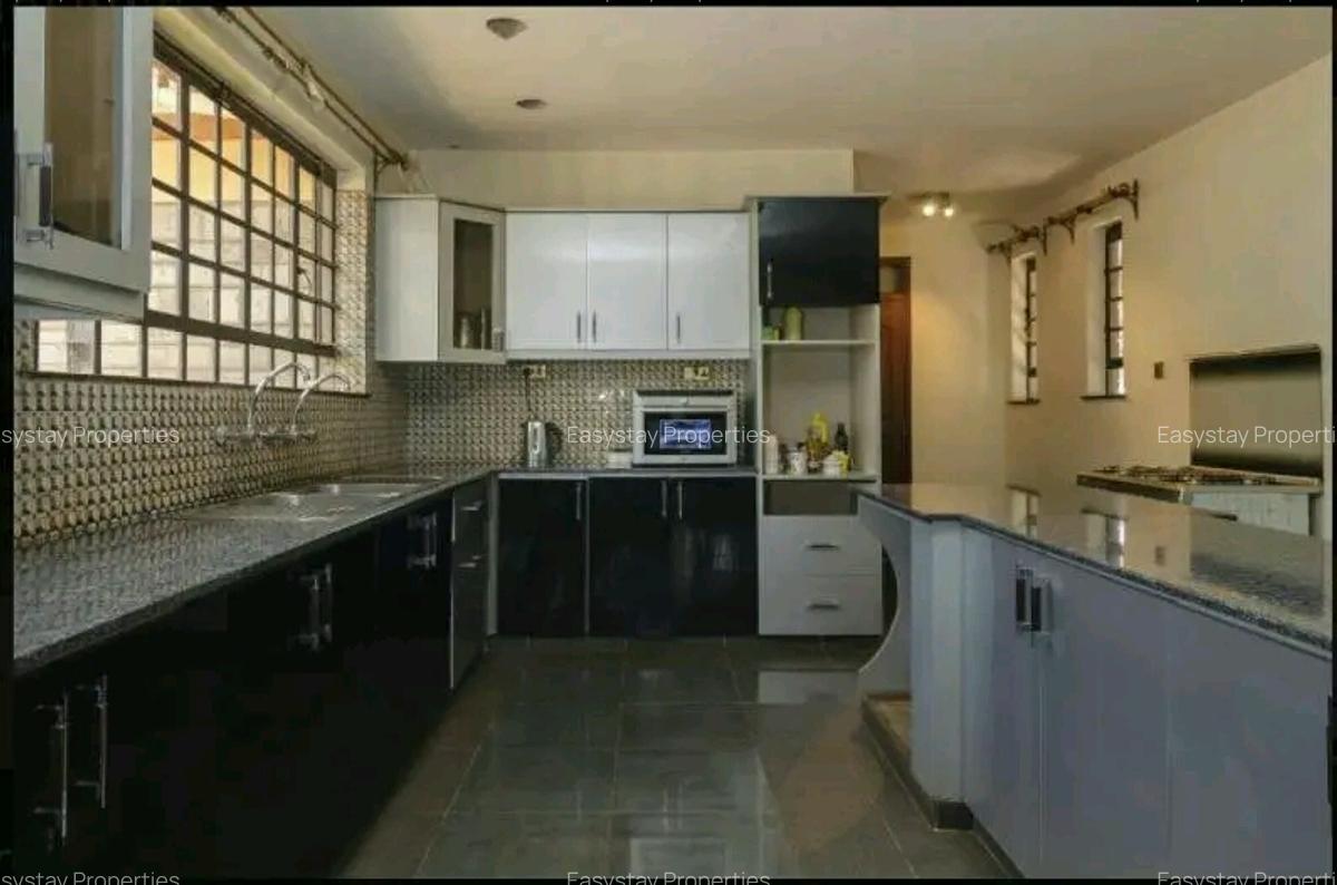 5 Bed House with En Suite in Runda - 2