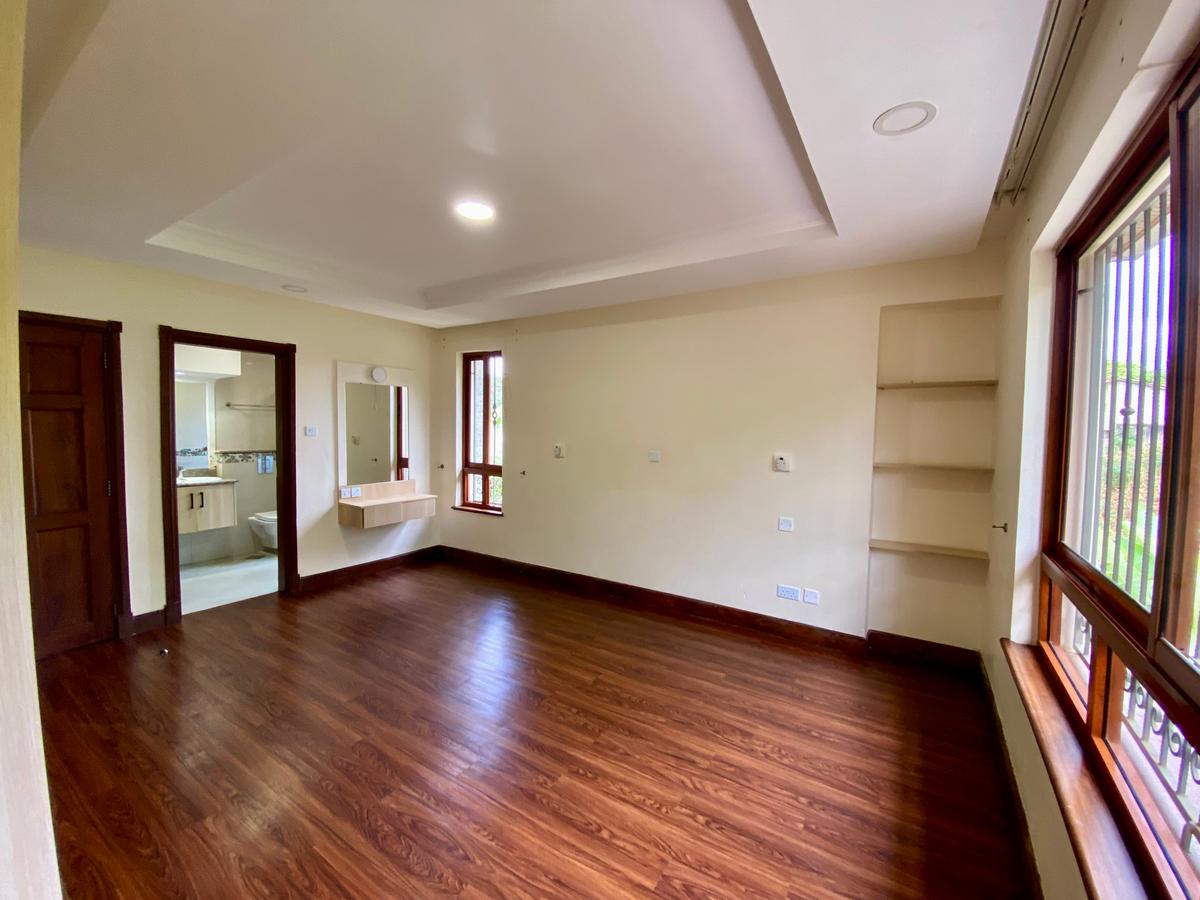 5 Bed Townhouse with En Suite in Spring Valley - 6