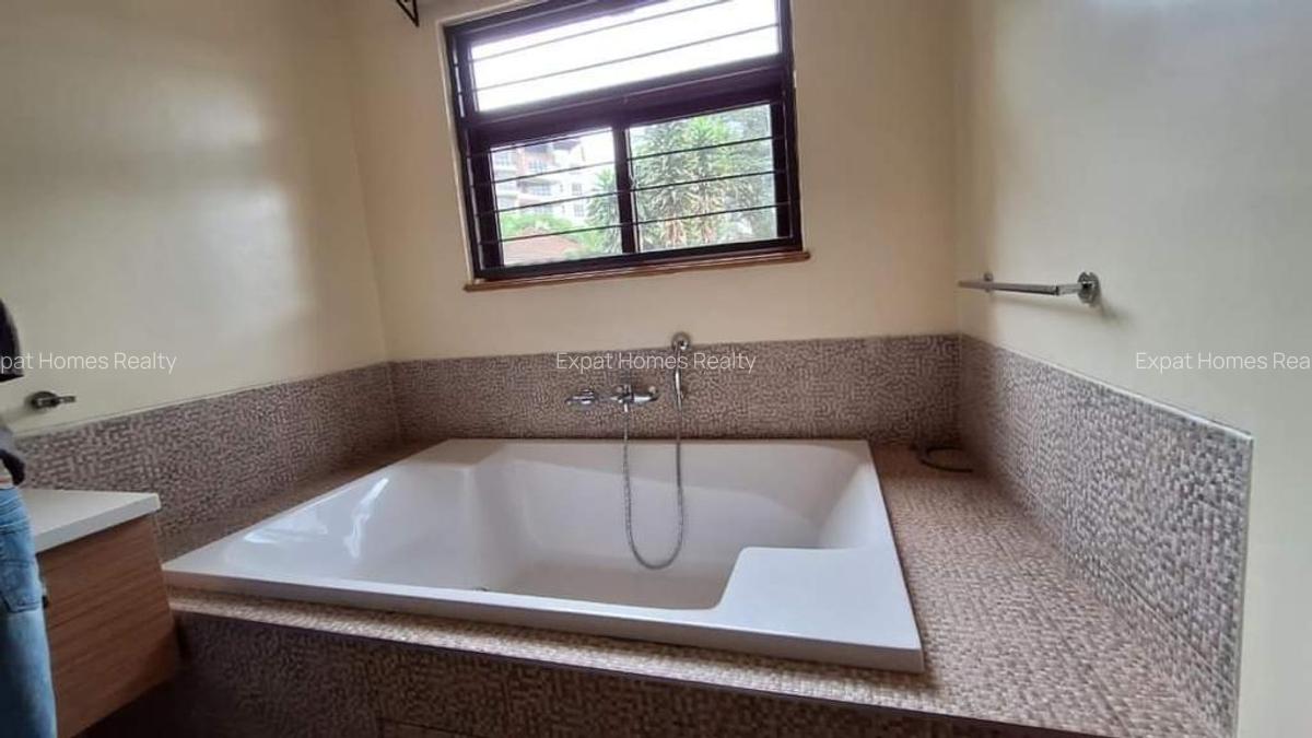 5 Bed Townhouse with En Suite in Lavington - 2