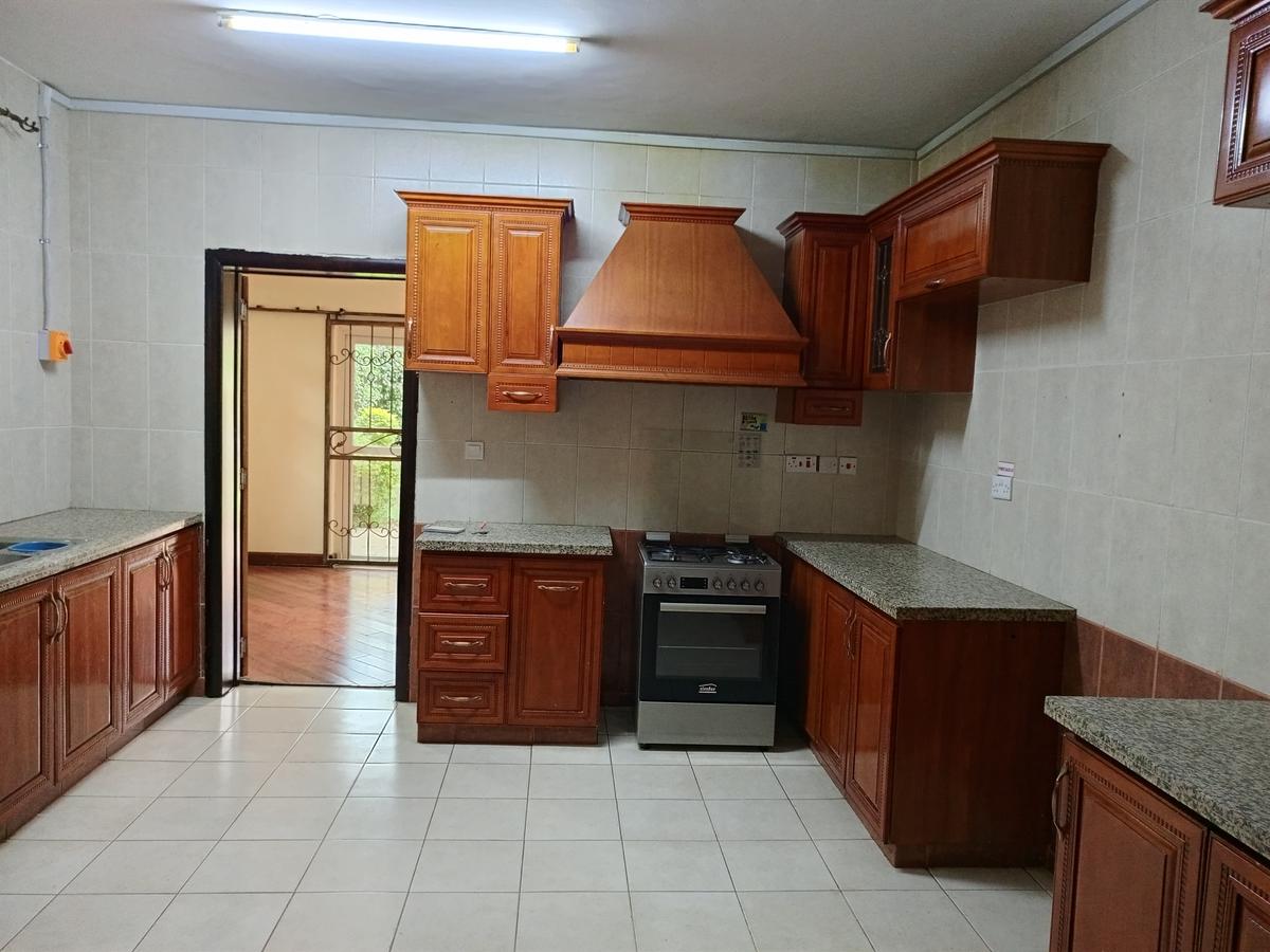 5 Bed Townhouse with En Suite in Lavington - 4