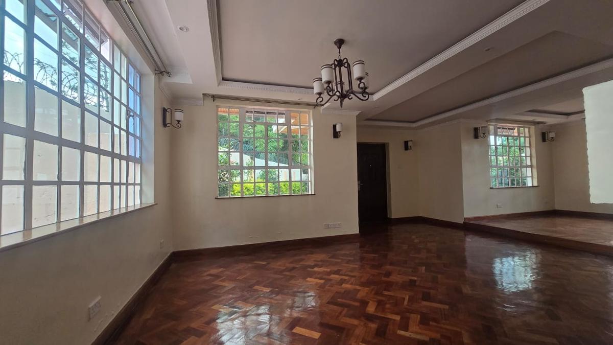 5 Bed Townhouse with En Suite in Lavington - 3