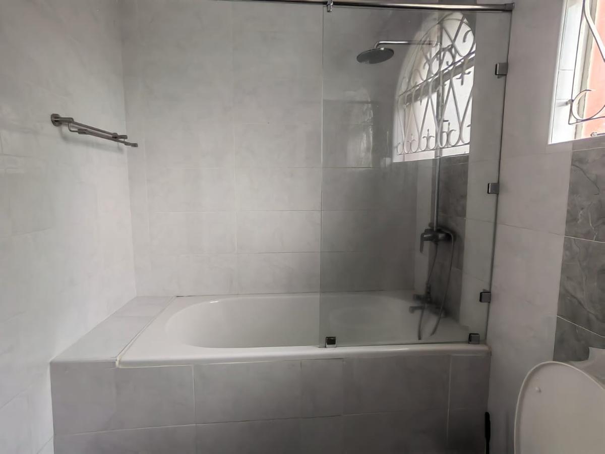 4 Bed Townhouse with Swimming Pool in Riverside - 17