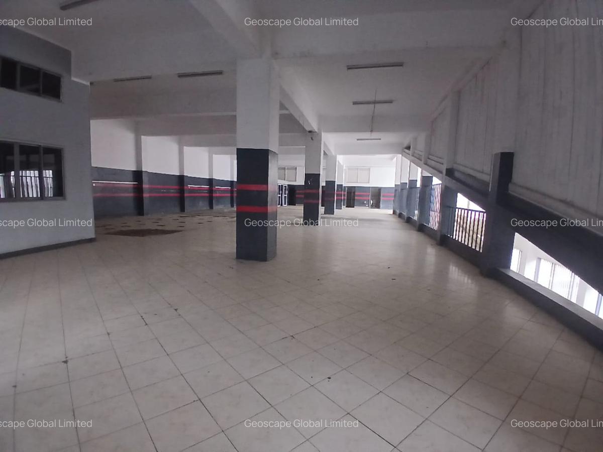 6,499 ft² Warehouse with Parking in Industrial Area - 3