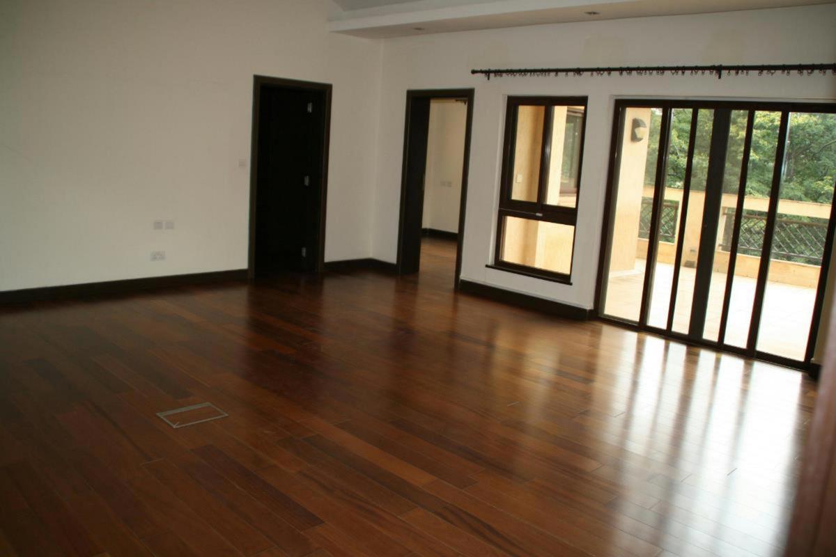 4 Bed Apartment with En Suite at Riverside Drive - 2