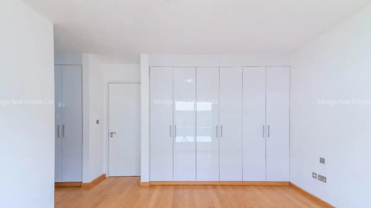 2 Bed Apartment with En Suite in Garden Estate - 15