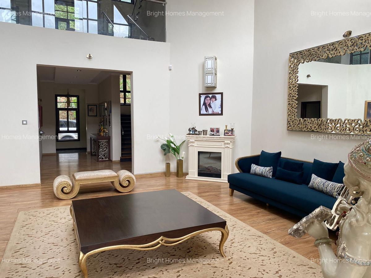 5 Bed Villa with En Suite in Spring Valley - 11