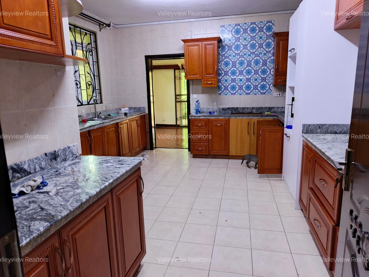 5 Bed Townhouse with En Suite at Lavington - 4