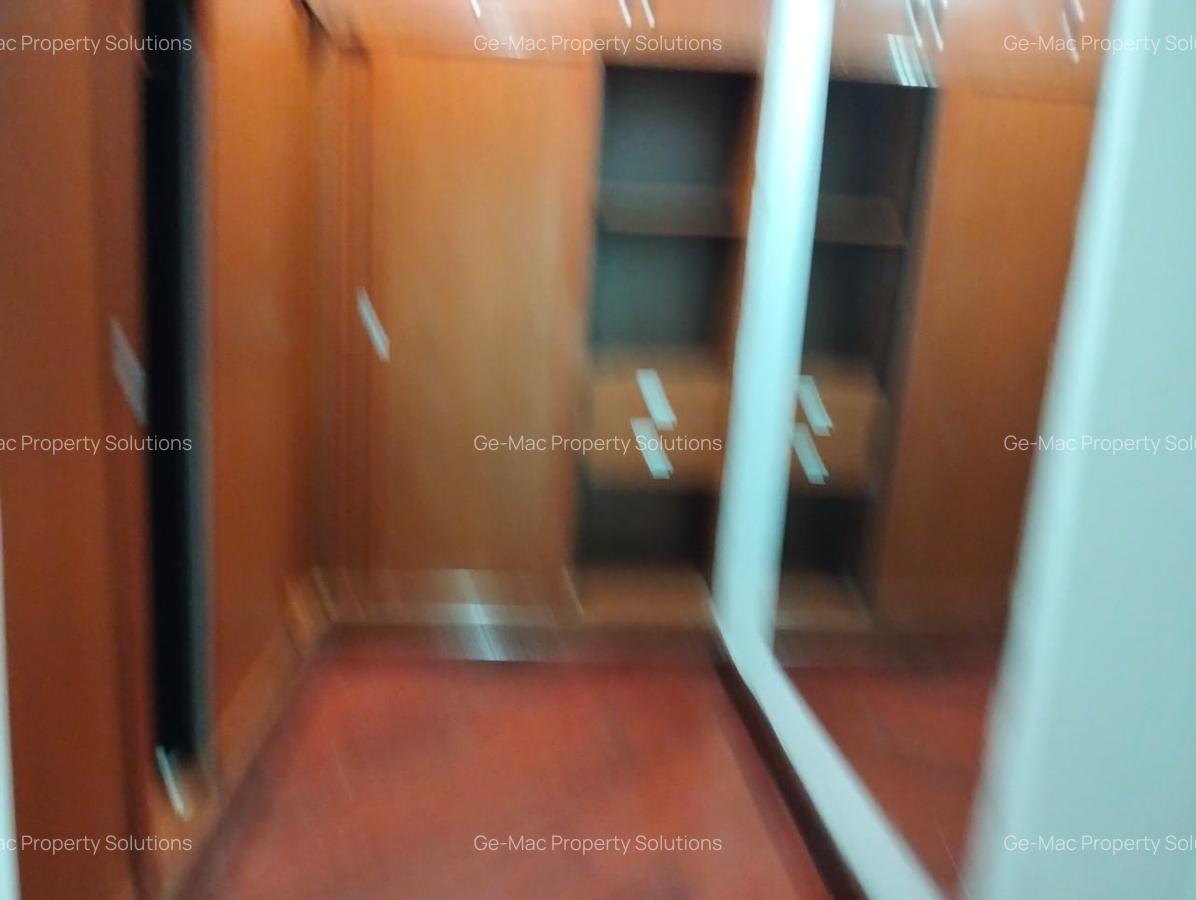 5 Bed House with En Suite in Lavington - 9