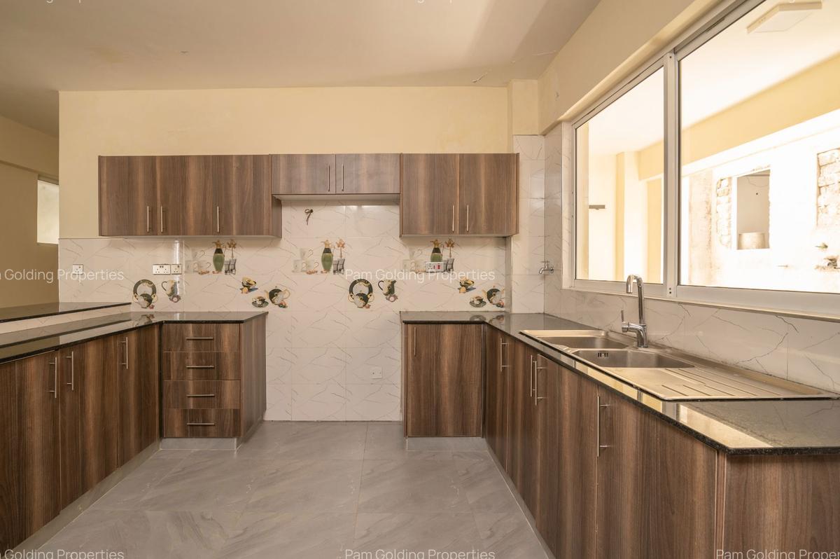 4 Bed Apartment with En Suite at 4Th Parklands - 7