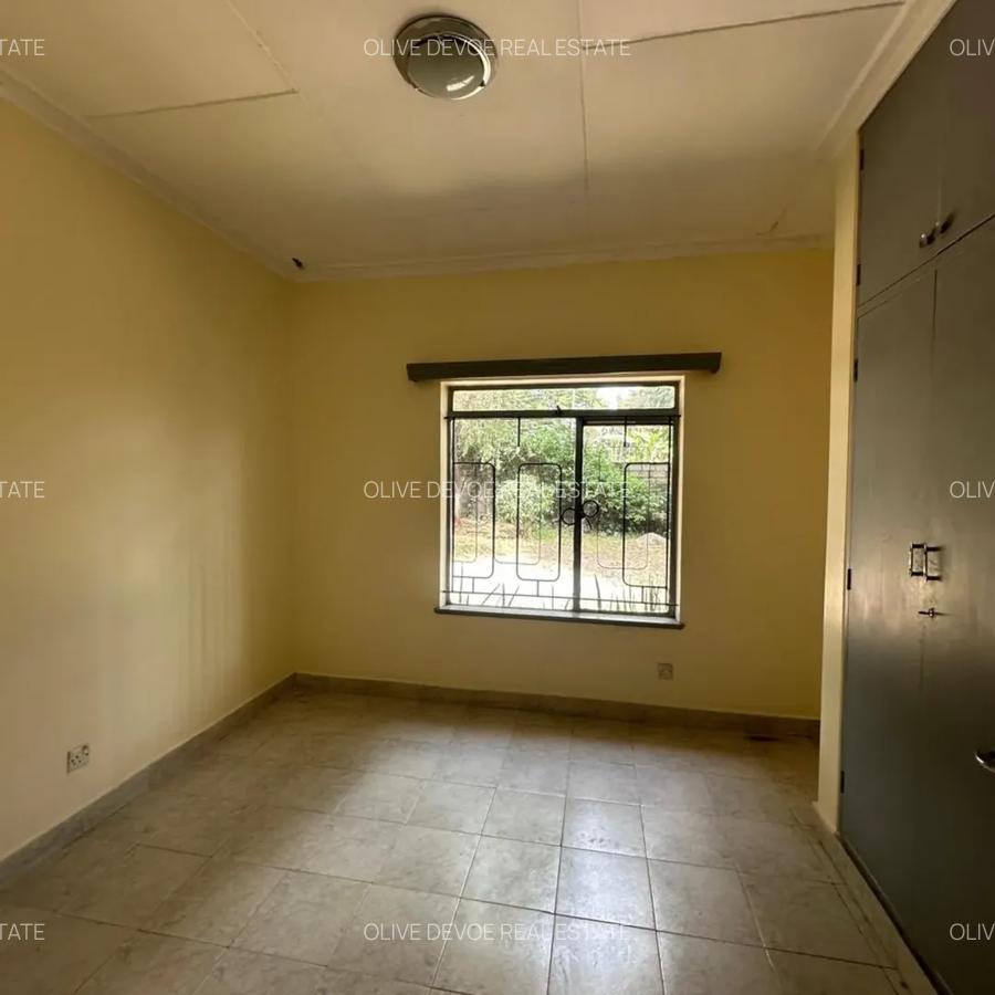 Commercial Property with Parking in State House - 14