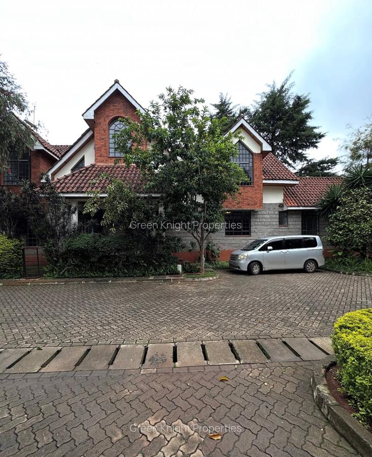4 Bed House with En Suite in Lavington - 1