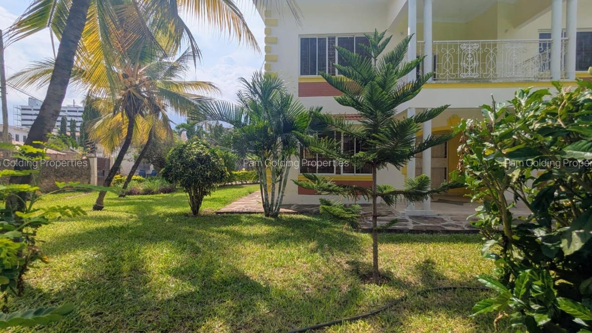 4 Bed House with Swimming Pool at Links Road - 16