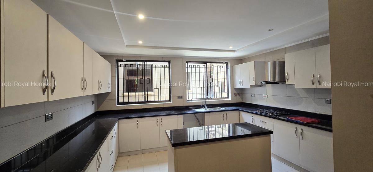 5 Bed Townhouse with En Suite at Lavington Green - 3