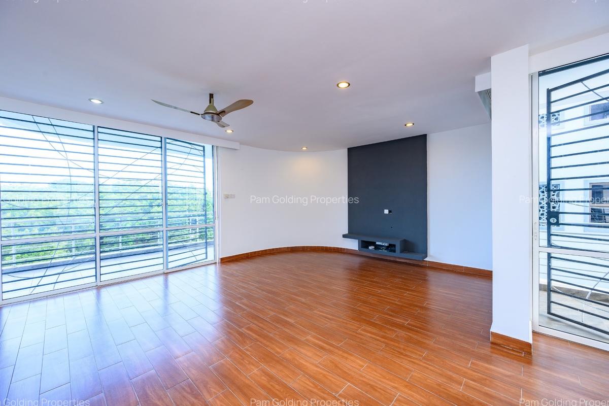 4 Bed Apartment with En Suite at Greenwood Drive - 3