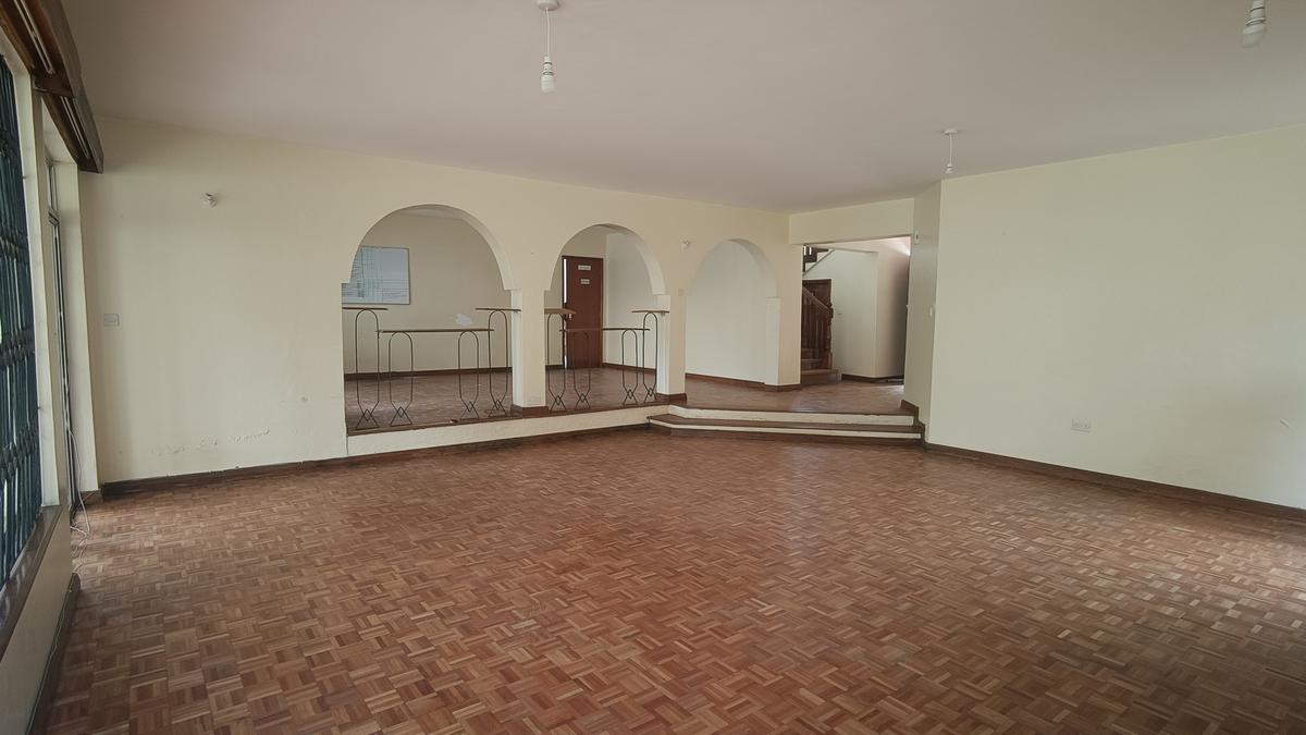 5 Bed House with En Suite at Lavington - 3